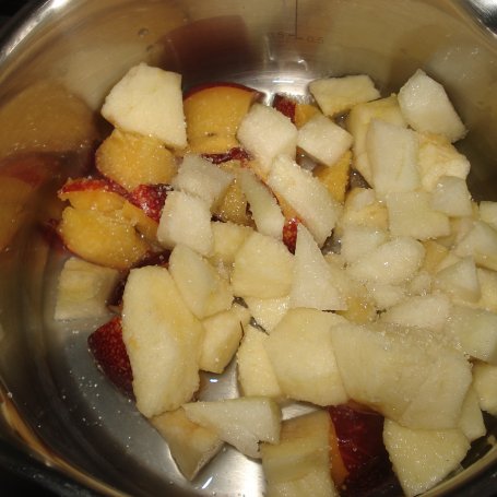 Krok 5 - Omlet z otrębami i kaszą jaglaną - w wersji ze słodkimi owocami foto