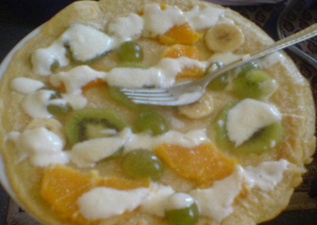 Fotografia przedstawiająca omlet z owocami