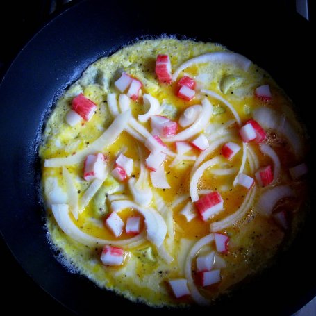 Krok 2 - Omlet z paluszkami surimi i cebulą foto
