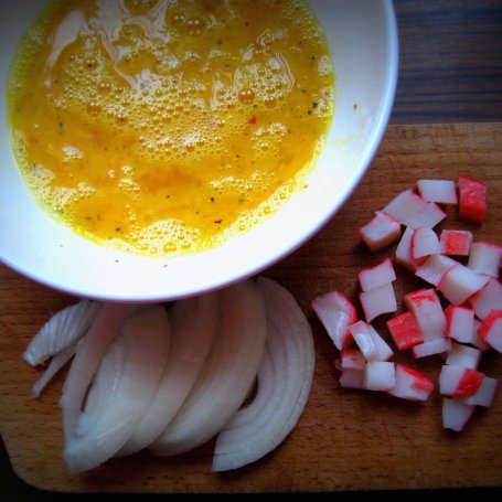 Krok 1 - Omlet z paluszkami surimi i cebulą foto