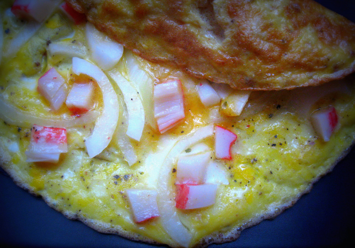 Omlet z paluszkami surimi i cebulą foto