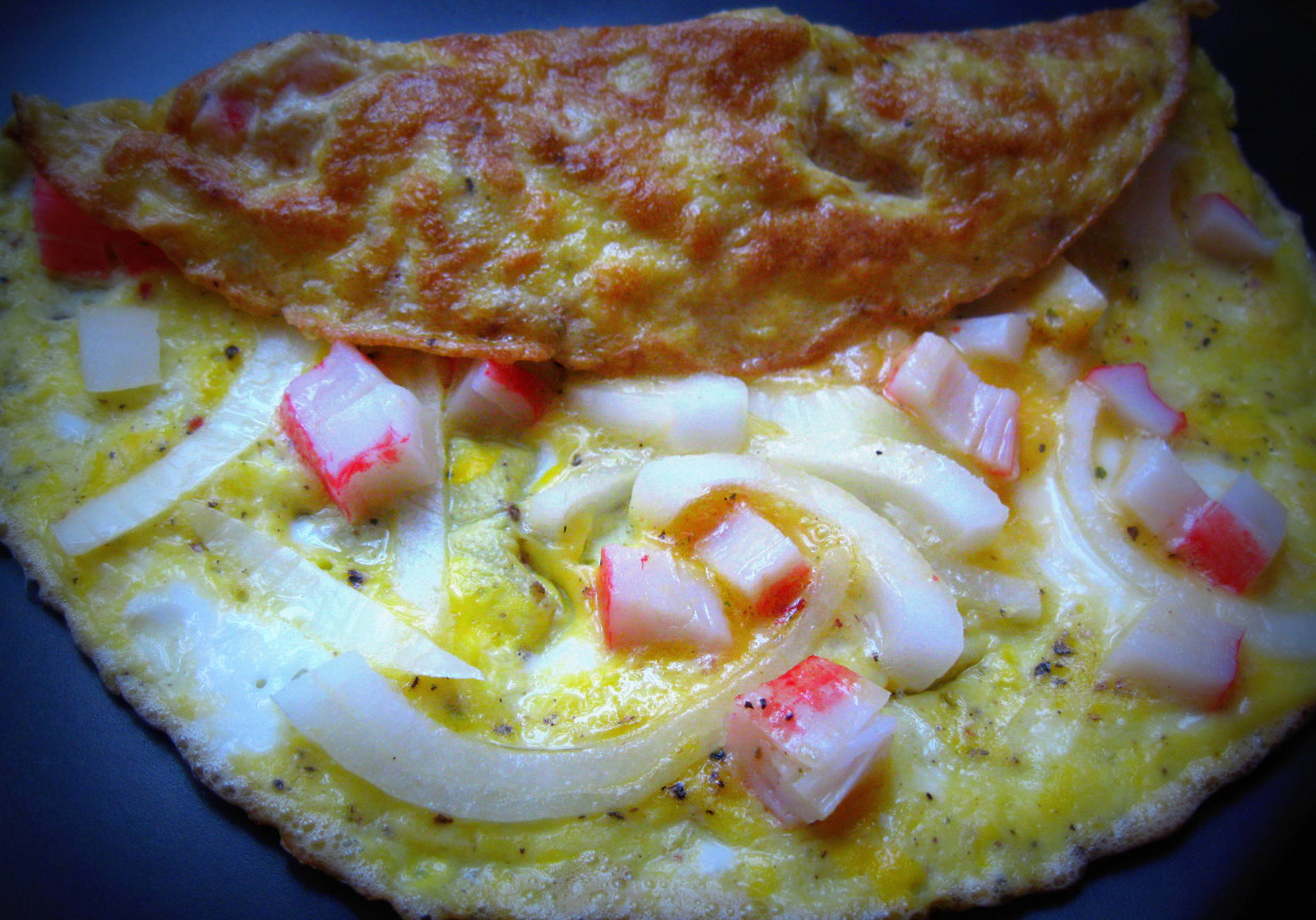 Omlet z paluszkami surimi i cebulą foto