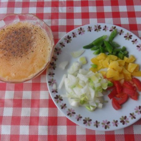 Krok 1 - Omlet z papryką, cebulą i boczkiem foto