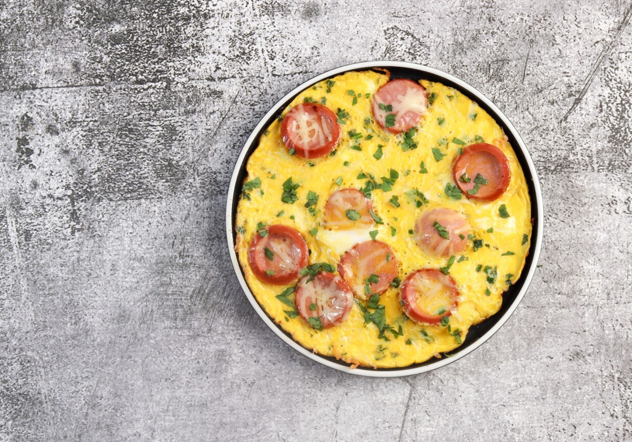 Omlet z parówką foto