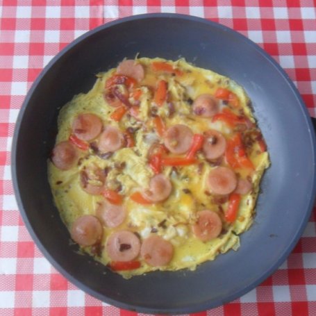 Krok 3 - Omlet z parówkami, cebulą i papryką foto