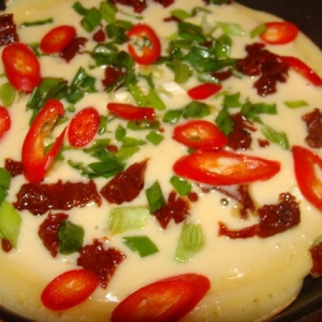 Krok 3 - Omlet z peperoni i suszonymi pomidorami foto