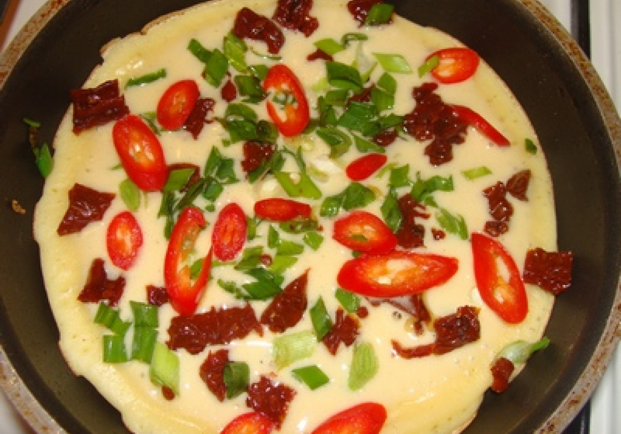 Omlet z peperoni i suszonymi pomidorami foto