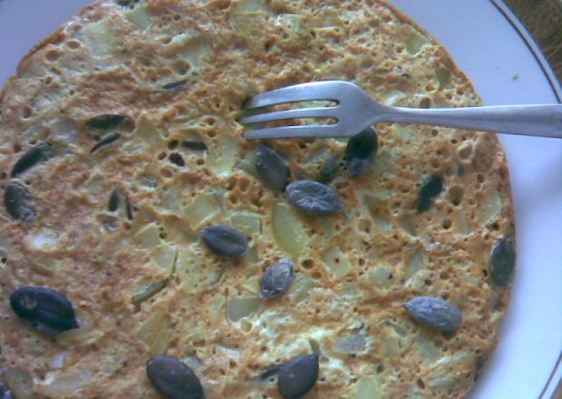 Fotografia przedstawiająca omlet z pestkami (dobrze wysmażony)