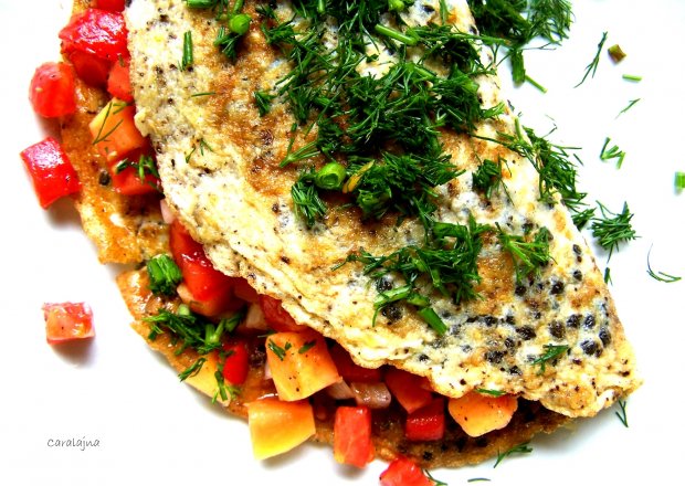 Fotografia przedstawiająca omlet z pestkami papai i 'salsą' z papai oraz pomidorów