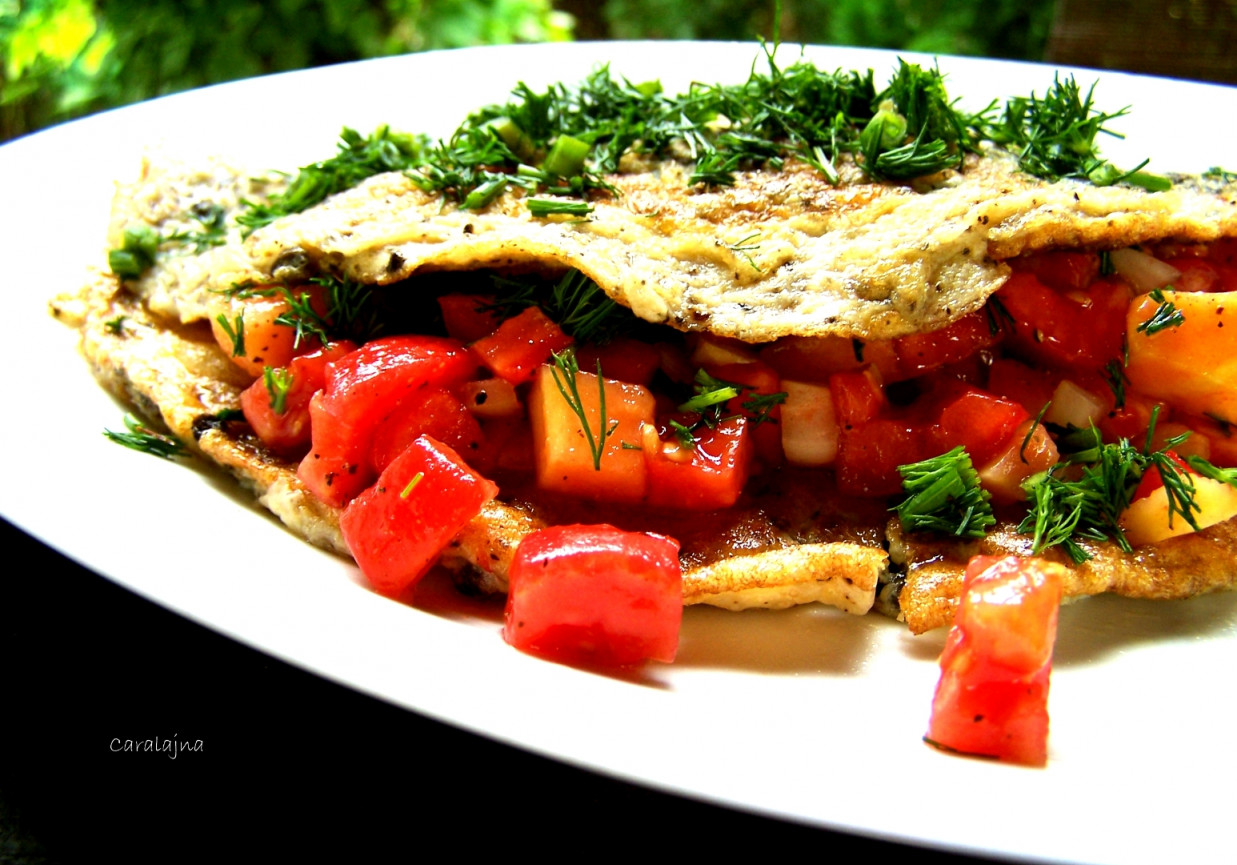 omlet z pestkami papai i 'salsą' z papai oraz pomidorów foto