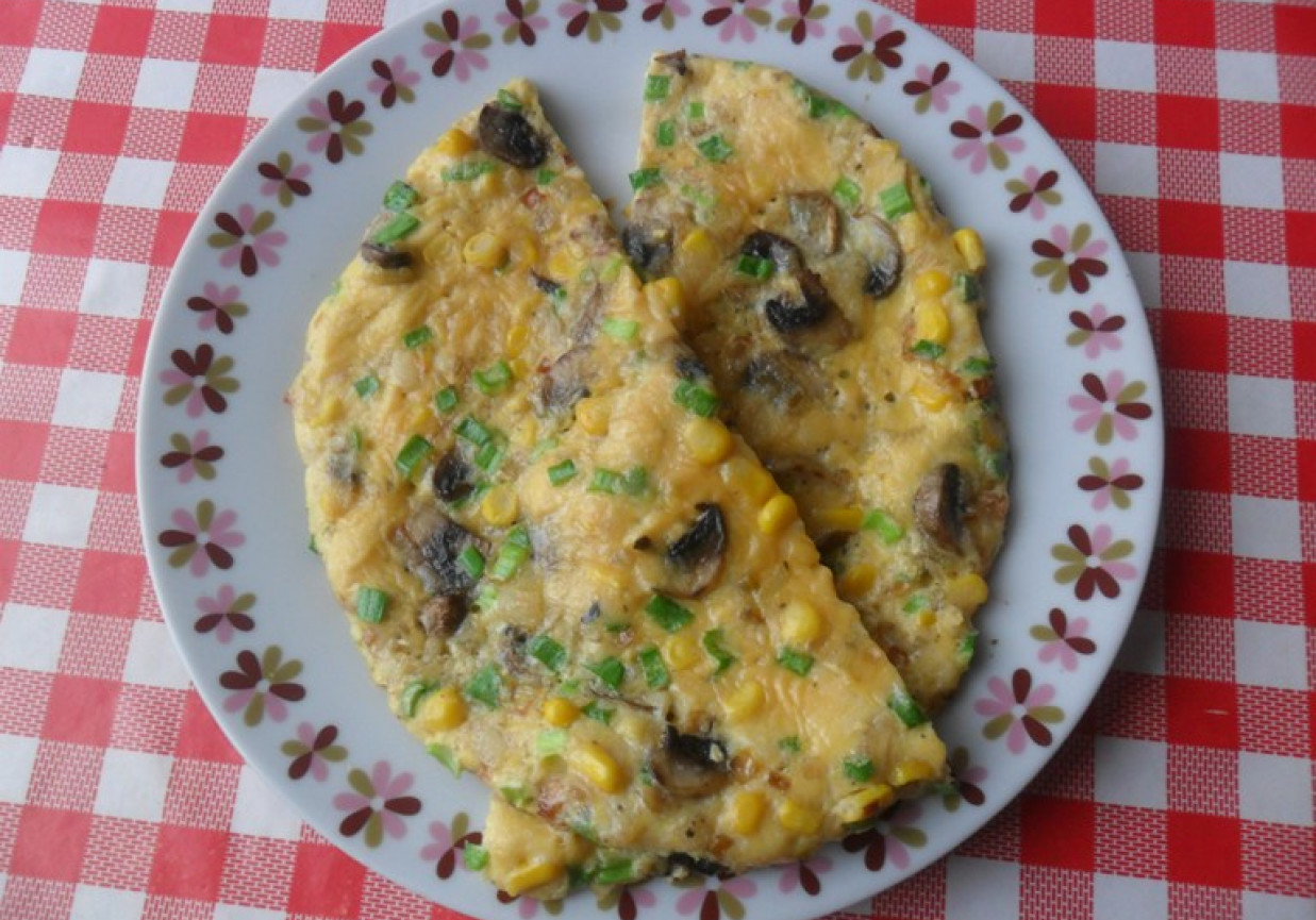 Omlet z pieczarkami i kukurydzą foto