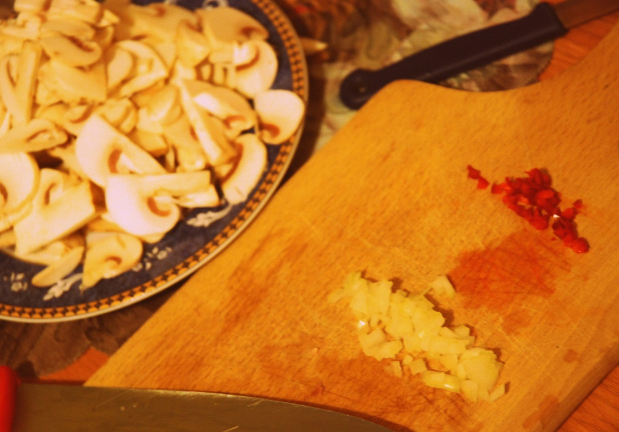 omlet z pieczarkami i papryczką chilli foto