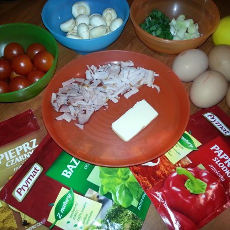 Krok 1 - Omlet z pieczarkami i pomidorami. foto