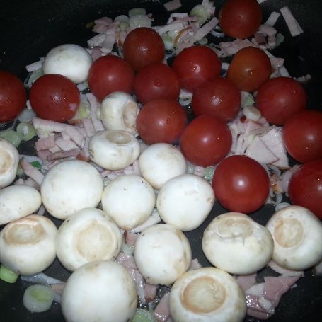 Krok 5 - Omlet z pieczarkami i pomidorami. foto
