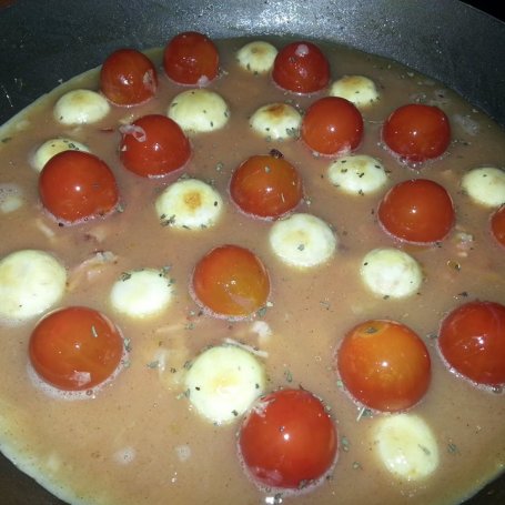 Krok 6 - Omlet z pieczarkami i pomidorami. foto