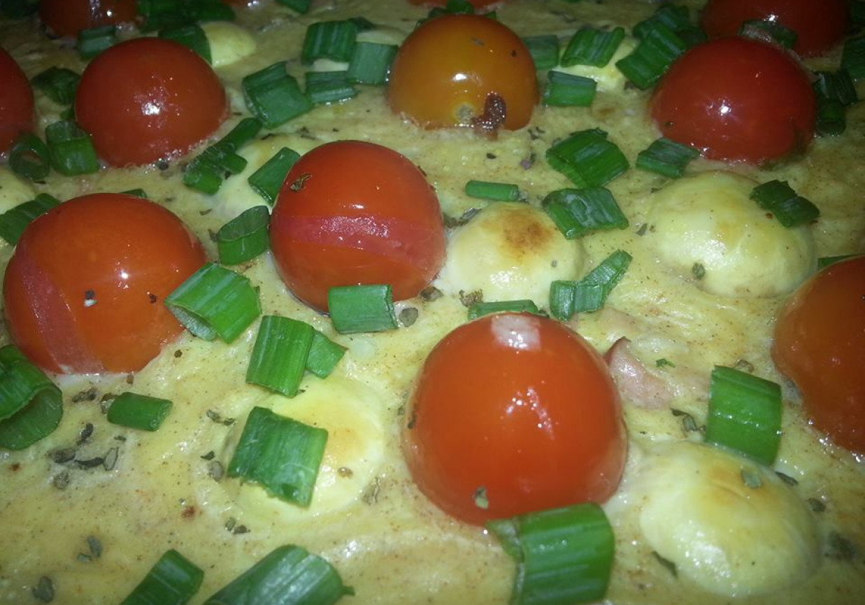 Omlet z pieczarkami i pomidorami. foto