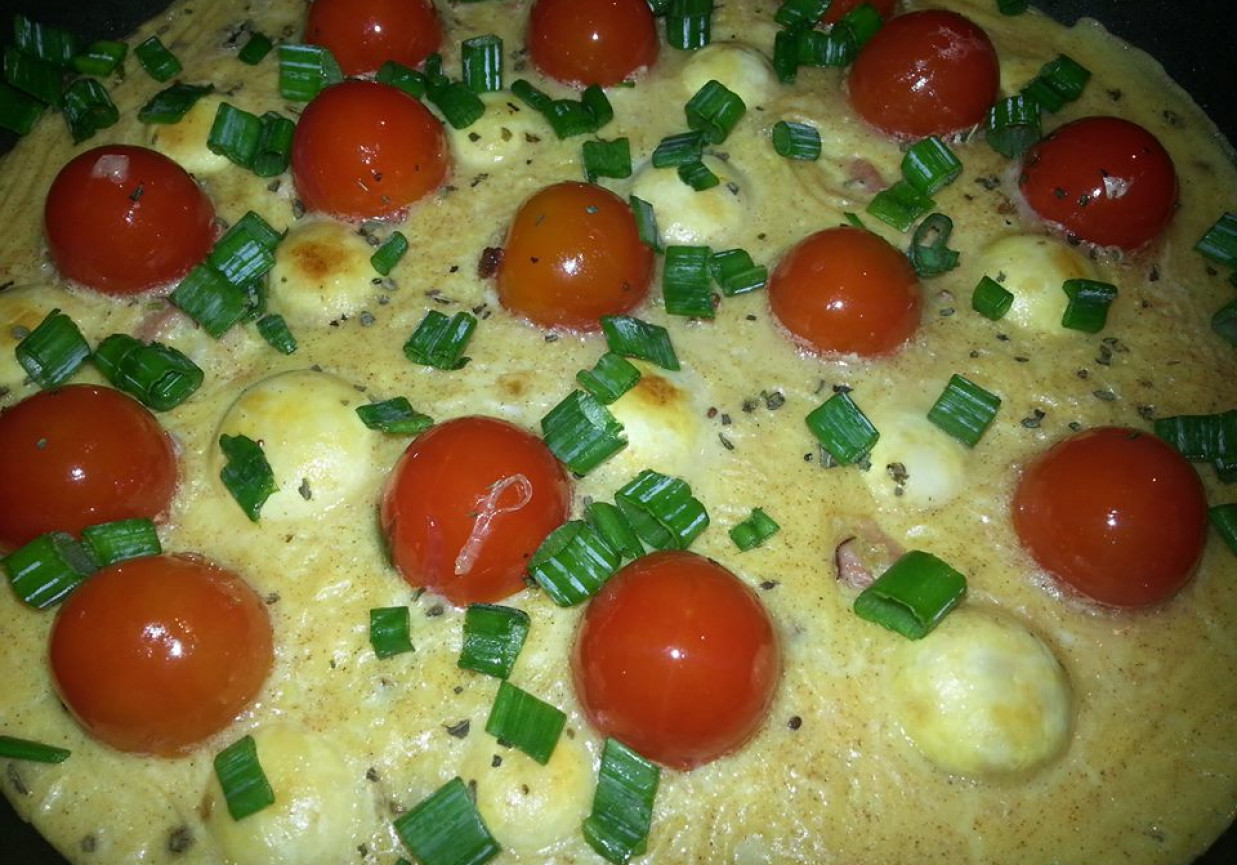 Omlet z pieczarkami i pomidorami. foto