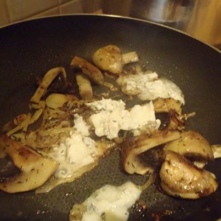 Krok 3 - Omlet z pieczarkami i serem gorgonzolla foto
