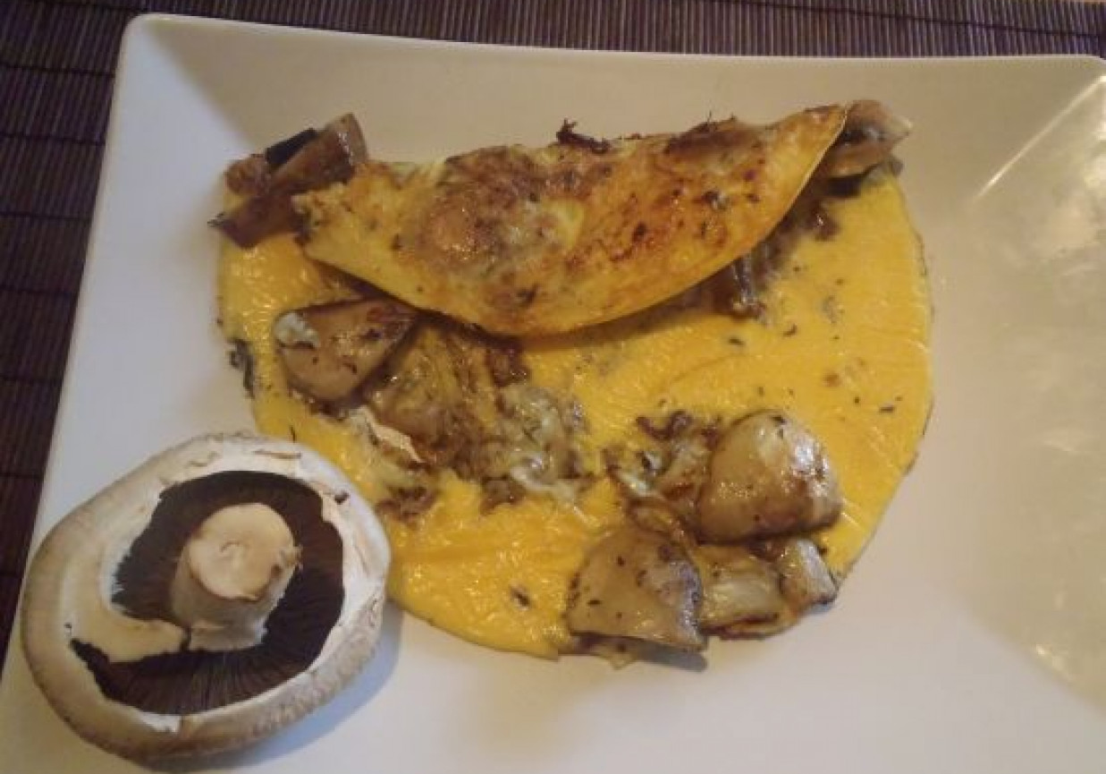 Omlet z pieczarkami i serem gorgonzolla foto