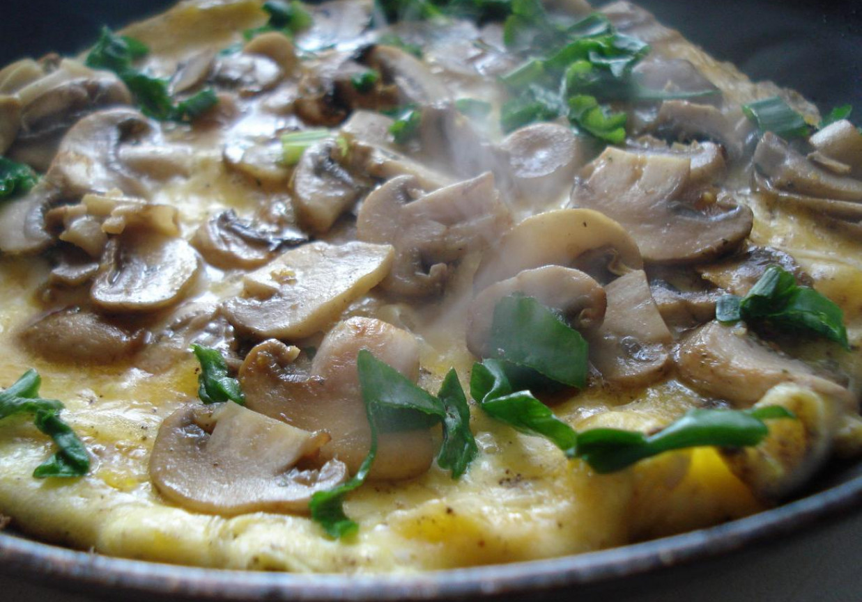 Omlet z pieczarkami i zieloną cebulką foto