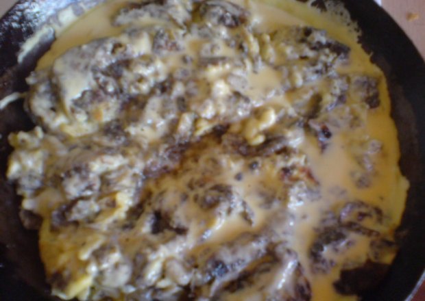 Fotografia przedstawiająca omlet z pieczarkami