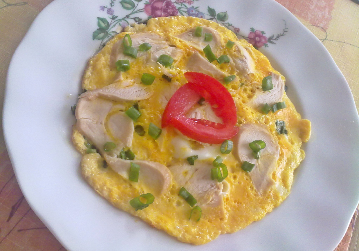 Omlet z piersią kurczaka i cebulką foto
