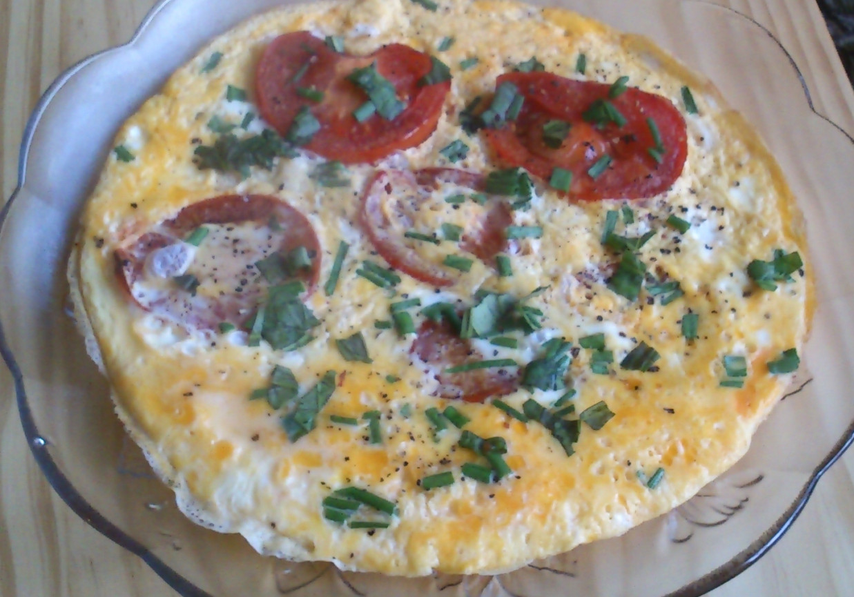 Omlet z pomidorami i bazylią foto