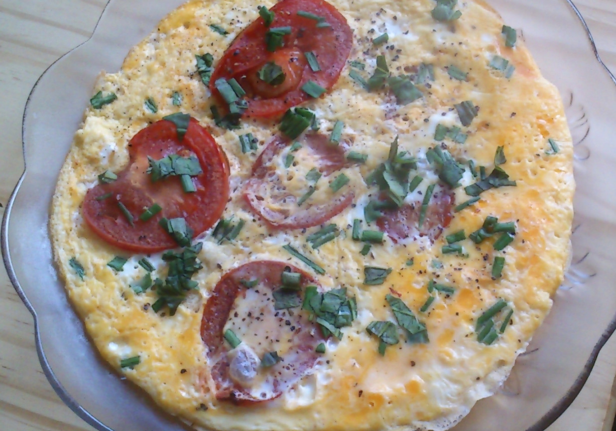 Omlet z pomidorami i bazylią foto
