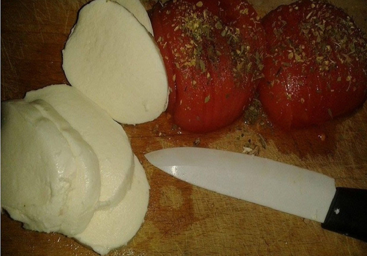 Omlet z pomidorami i mozzarella foto