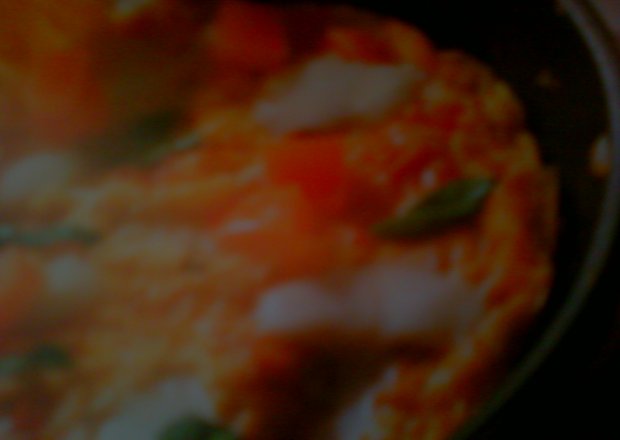 Fotografia przedstawiająca omlet z pomidorami i mozzarella