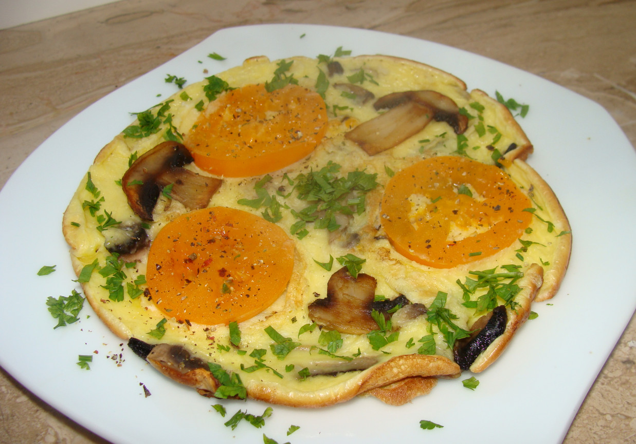 Omlet z pomidorami i pieczarkami foto