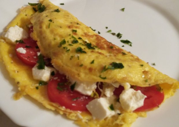 Fotografia przedstawiająca Omlet z pomidorami i serem feta