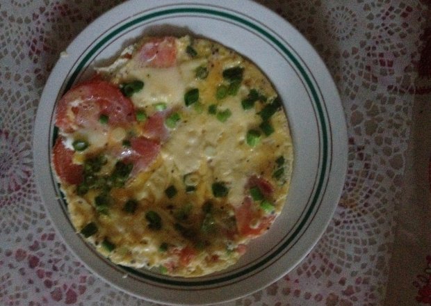 Fotografia przedstawiająca Omlet z pomidorami i serem