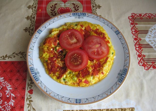 Fotografia przedstawiająca Omlet z pomidorami i szczypiorkiem