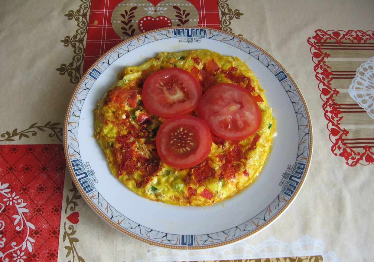 Omlet z pomidorami i szczypiorkiem foto
