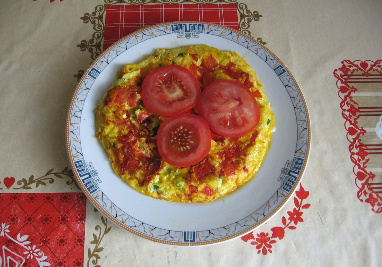 Omlet z pomidorami i szczypiorkiem foto