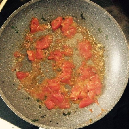 Krok 2 - Omlet z pomidorami i szpinakiem foto