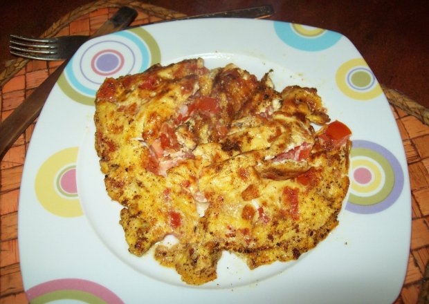 Fotografia przedstawiająca Omlet z pomidorami i szynką