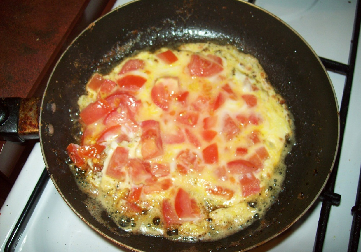 Omlet z pomidorami i szynką foto