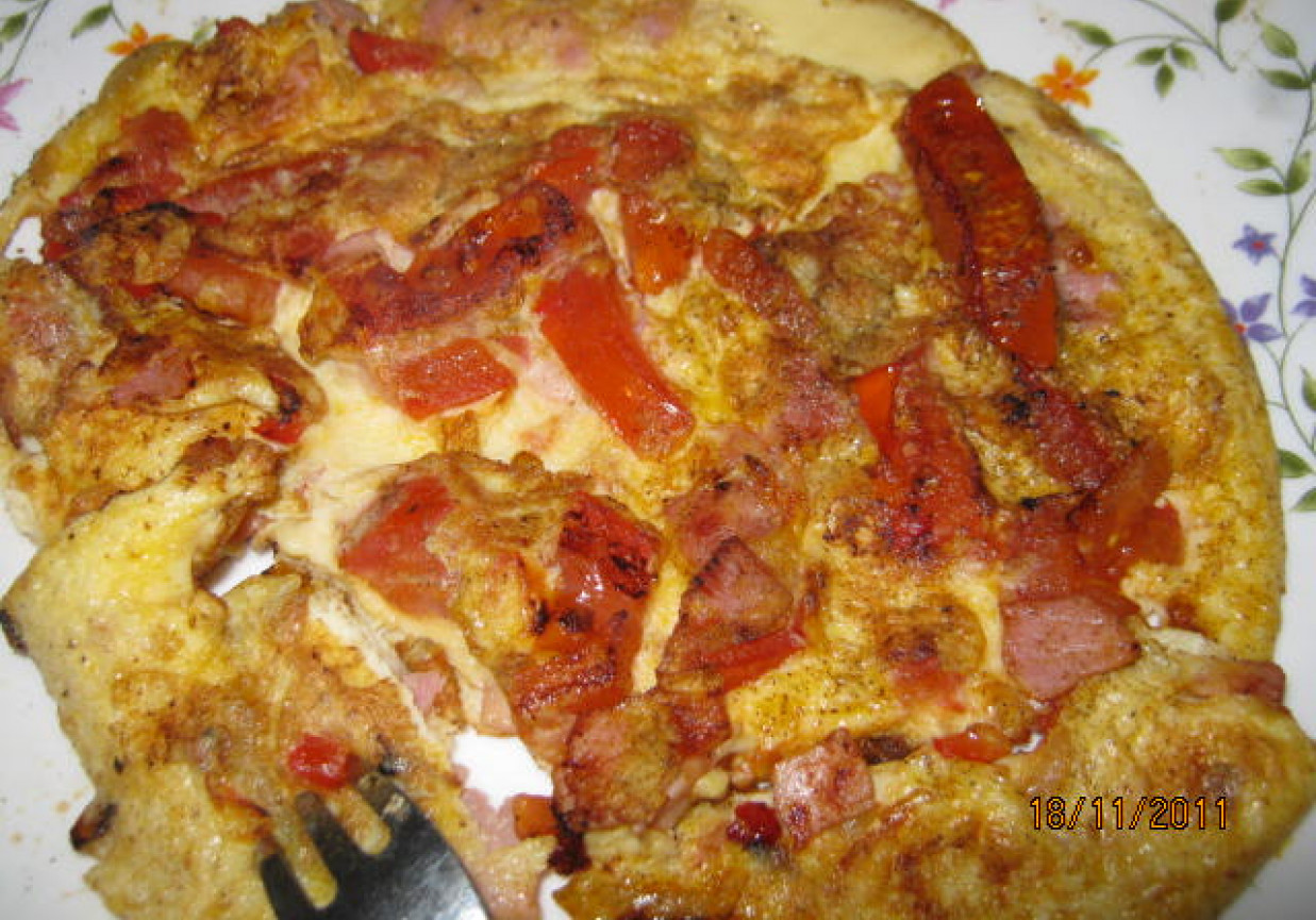 Omlet z pomidorami, szynką i chili foto