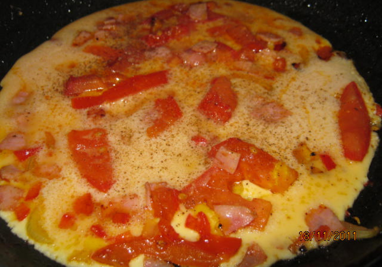 Omlet z pomidorami, szynką i chili foto