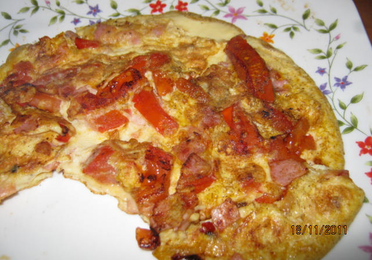 Omlet z pomidorami, szynką i chili foto