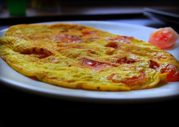 Fotografia przedstawiająca Omlet z pomidorem i serem żółtym