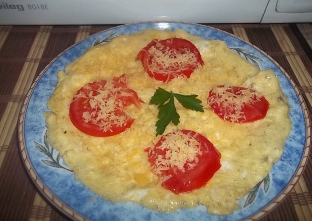 Fotografia przedstawiająca Omlet z pomidorem i serem