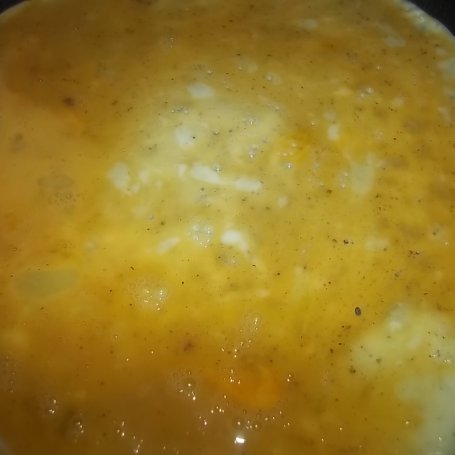 Krok 2 - Omlet z pomidorem i serem foto