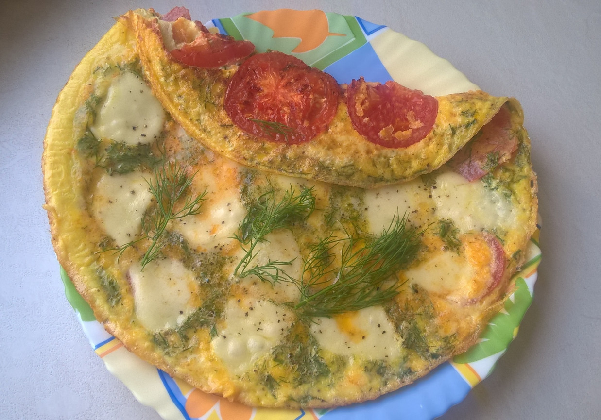 Omlet z pomidorem, mozarellą i koperkiem foto
