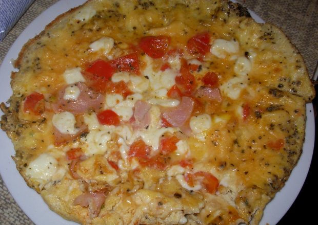 Fotografia przedstawiająca Omlet z pomidorem, szynką i mozarelą