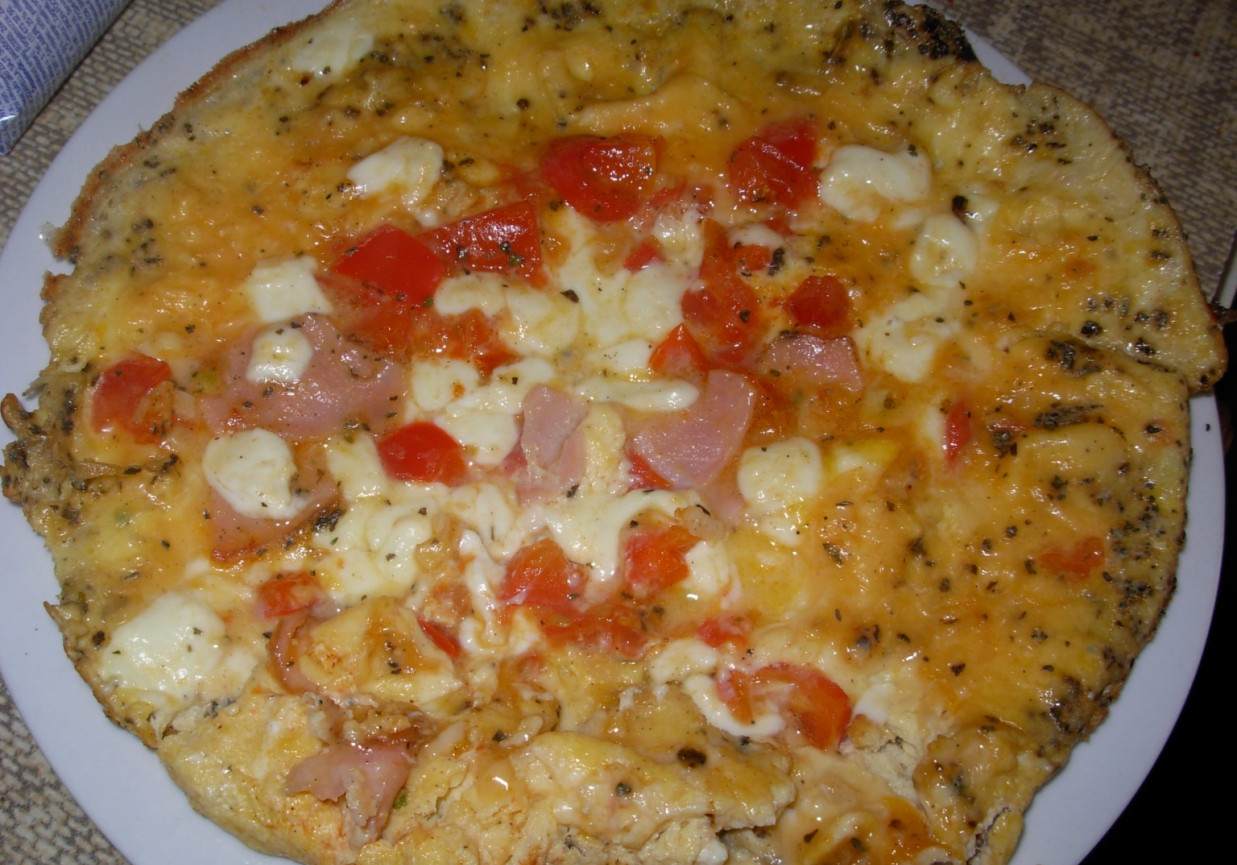 Omlet z pomidorem, szynką i mozarelą foto