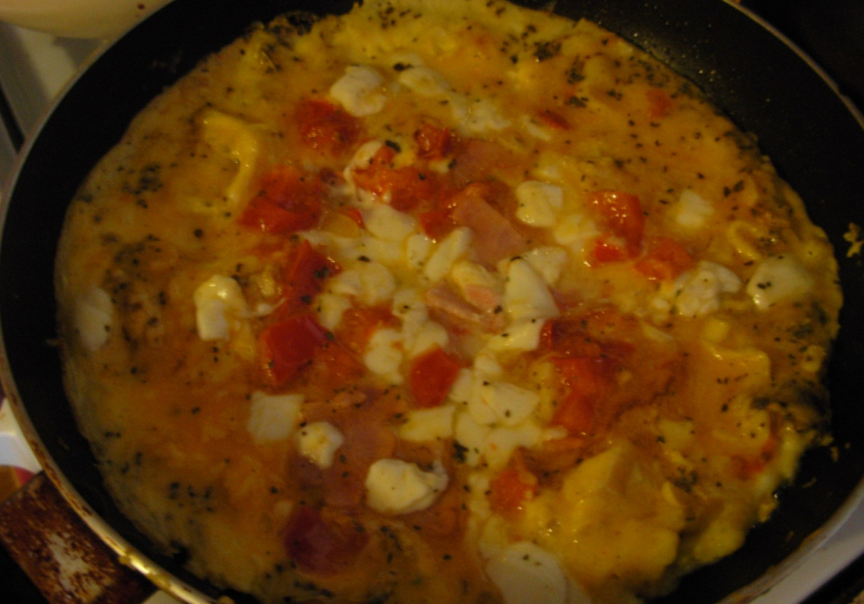 Omlet z pomidorem, szynką i mozarelą foto
