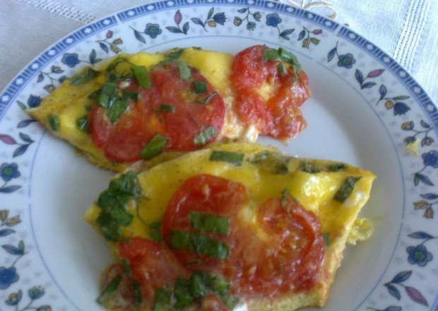Fotografia przedstawiająca omlet z pomidorem